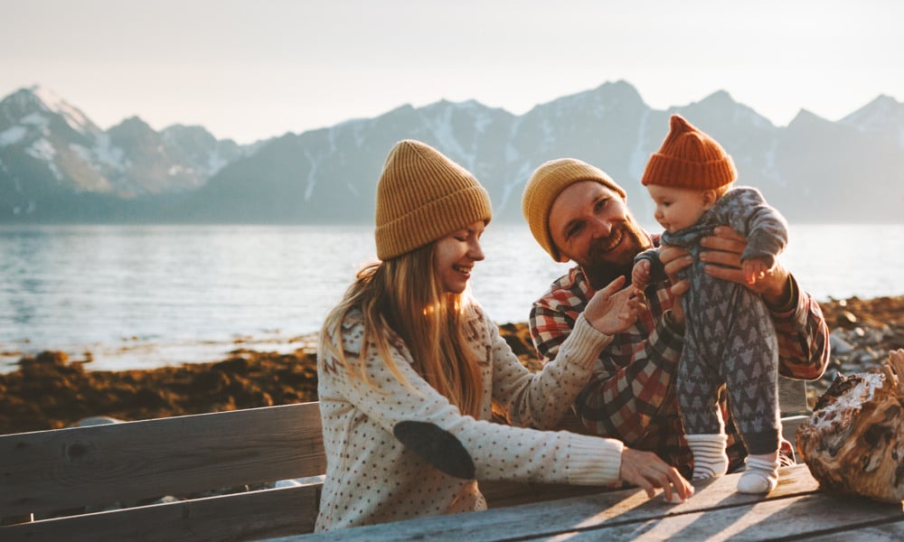 Familie på tur med utsikt til fjellene i Nord-Norge