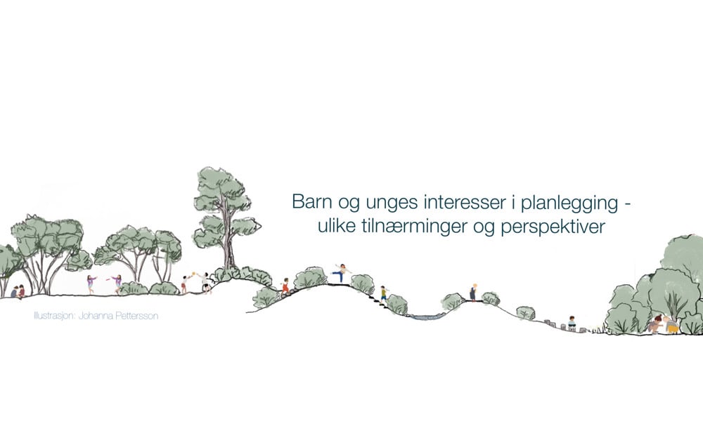 Barn leker i skogen