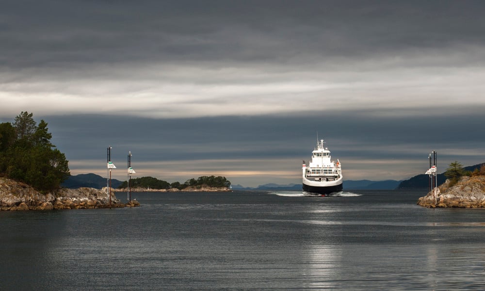 En ferge på vei mot land