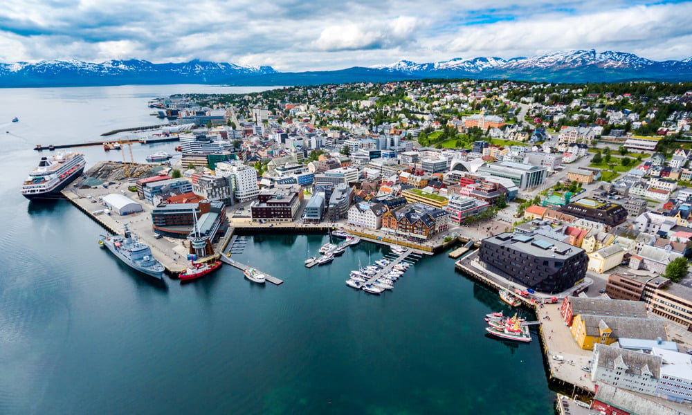 Bilde over en familie med norsk natur