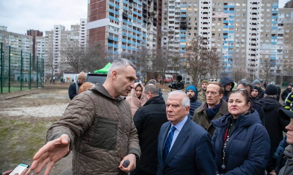 Ordfører Vitalij Klitsjko ser på ødeleggelser i Kiev etter et russisk angrep med EUs høye representant for utenriks- og sikkerhetspolitikk, Josep Borrell.