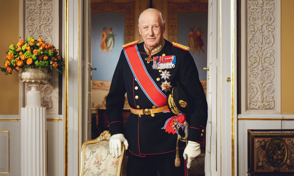 Portrettbilde av Kong Harald i uniform