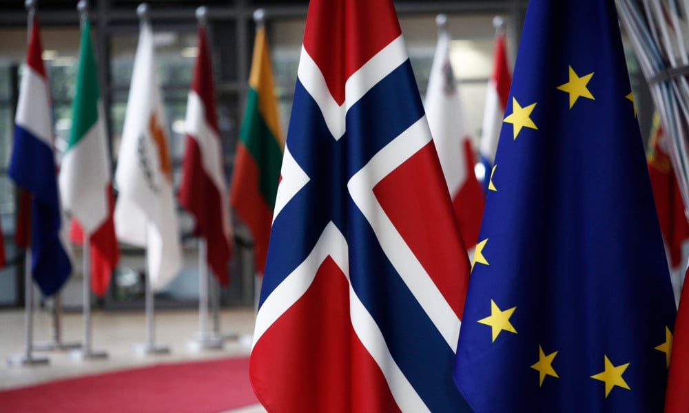 Norsk flagg og EU flagg