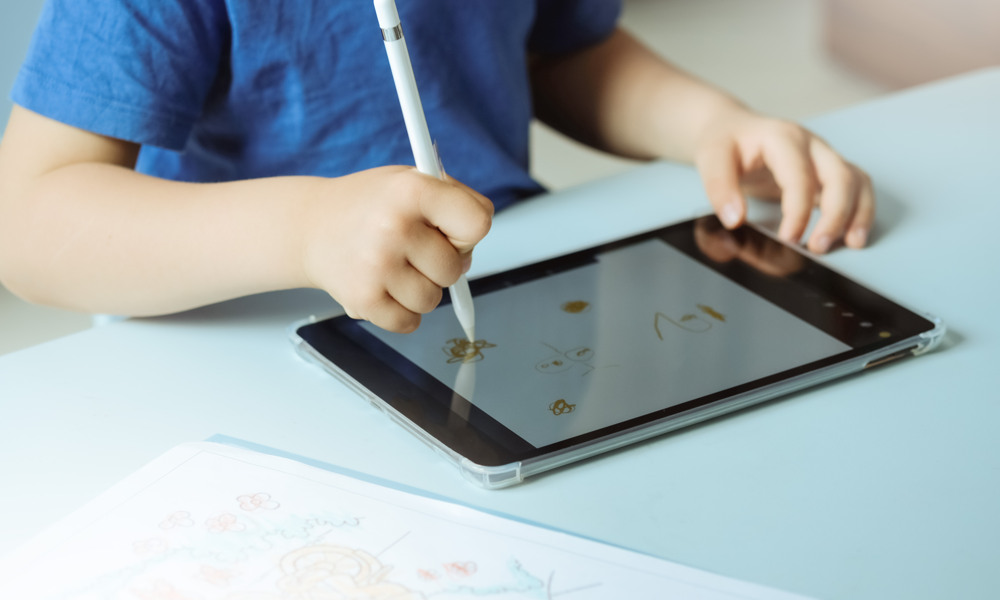 Barn som tegner på Ipad