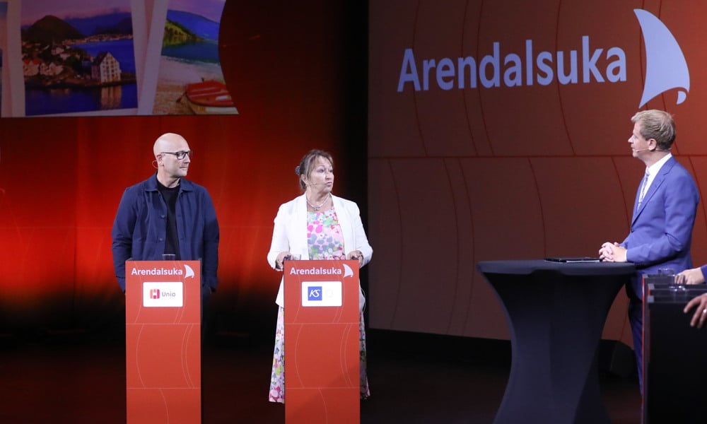 Steffen Handal, leder i Unio (f.v.) Gunn Marit Helgesen og ordstyrer Sindre Heyerdahl under arrangementet Norges best styrte kommune på Arendalsuka 2026.