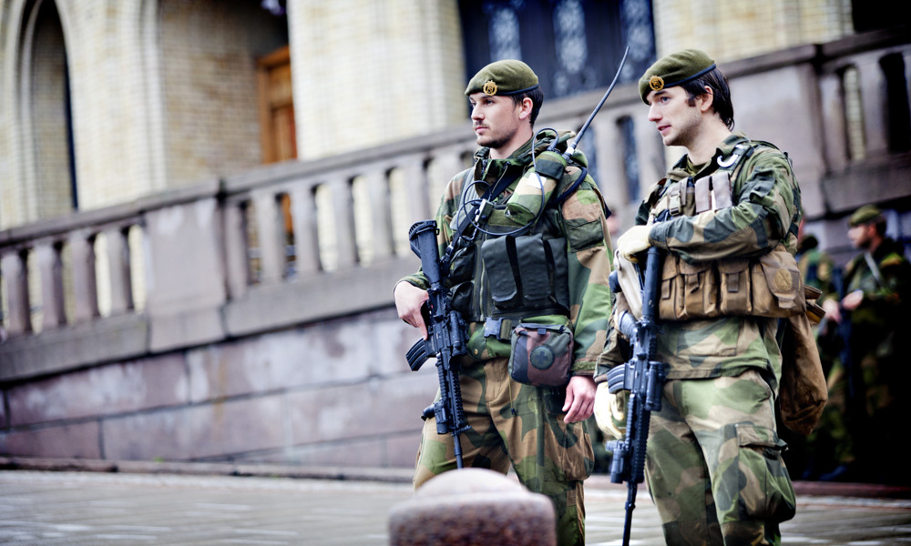 Heimevernet vokter Stortinget etter terrorangrepet i Oslo 22. juli 2011.