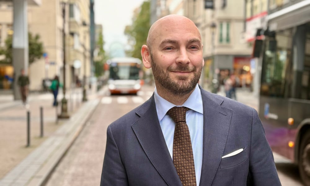 Joakim Berg ved Osloregionens Oslokontor avbildet ute på gata i Brussel