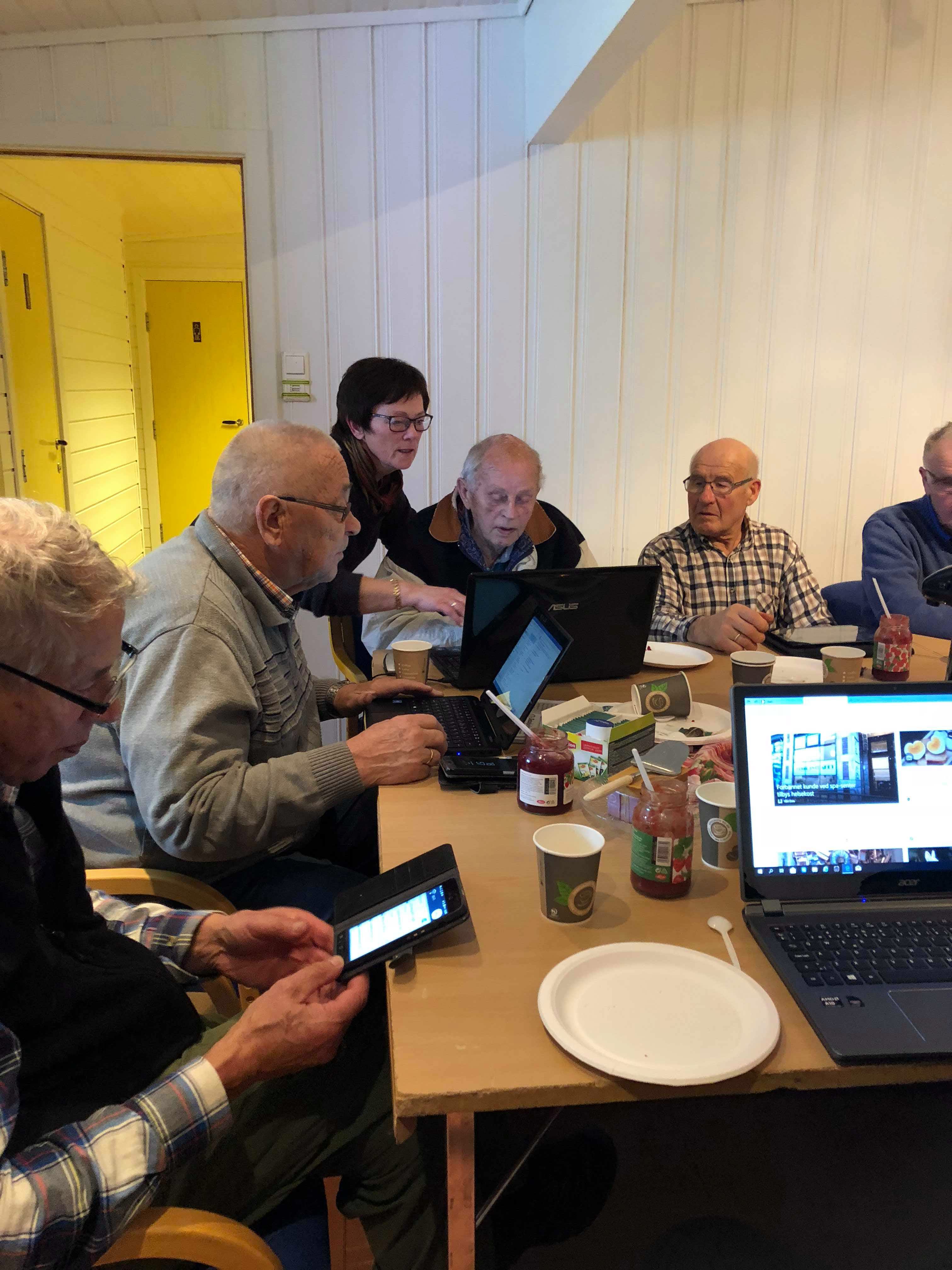 Deltakere på kurs i digital kompetanse Luster kommune