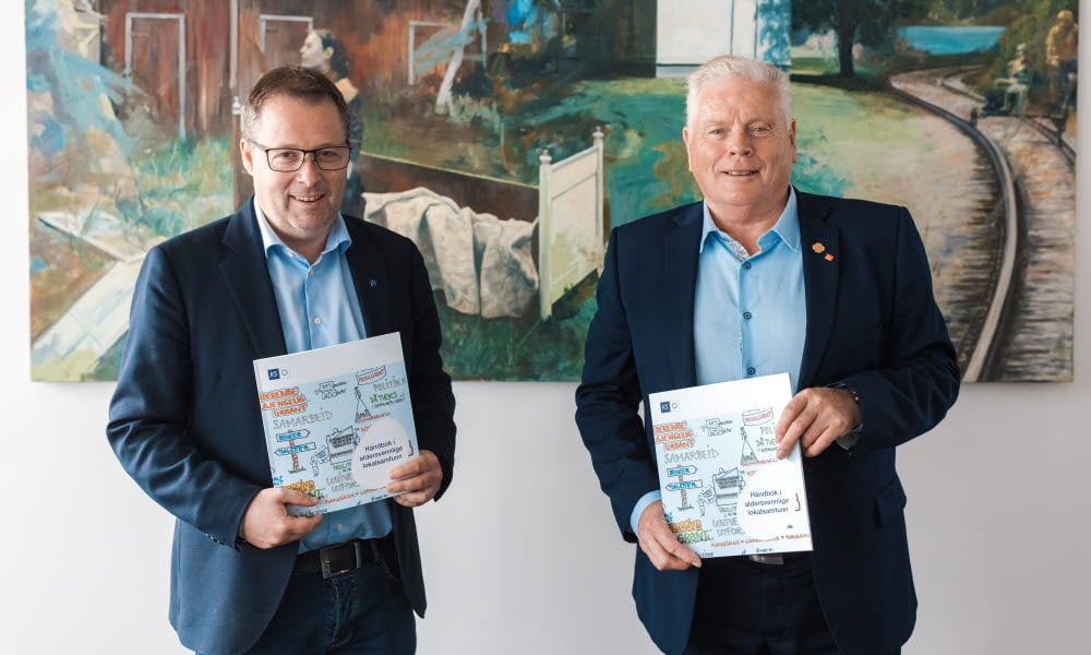 Bjørn Arild Gram og Jan Davidsen holder håndboka for aldersvennlige lokalsamfunn