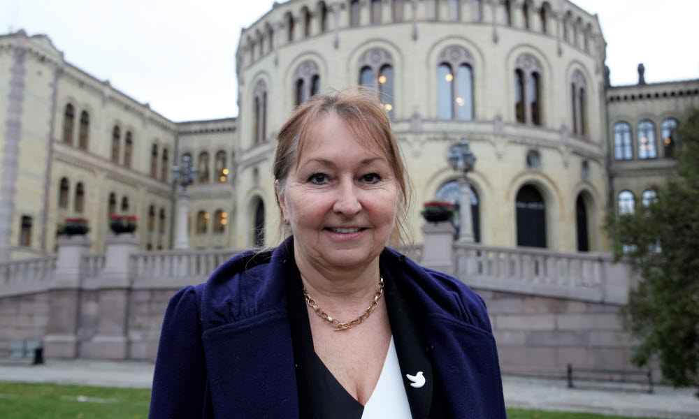 Gunn Marit Helgesen foran Stortinget
