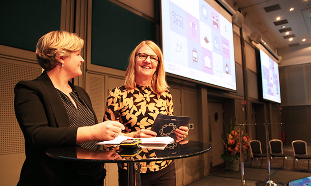 Kristin Standal og Heidi Bunæs presenterer nytt verktøy for klarspråk under en konferanse
