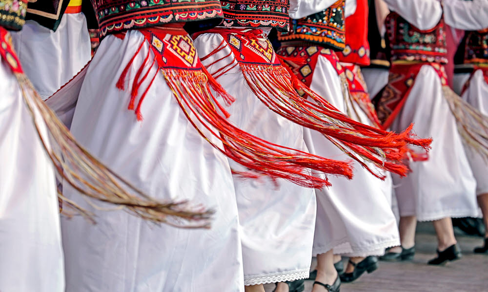 Jenter danser i tradisjonsdrakter fra Romania 