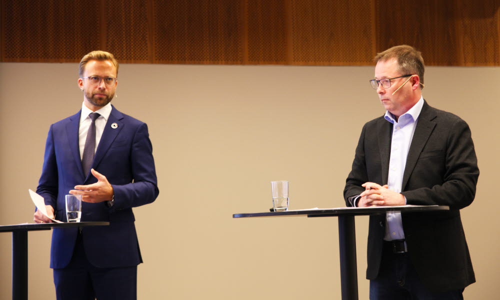 Kommunal- og moderniseringsminister Nikolai Astrup og styreleder i KS Bjørn Arild Gram på pressekonferanse om koronautgifter i kommunene 18. oktober 2020