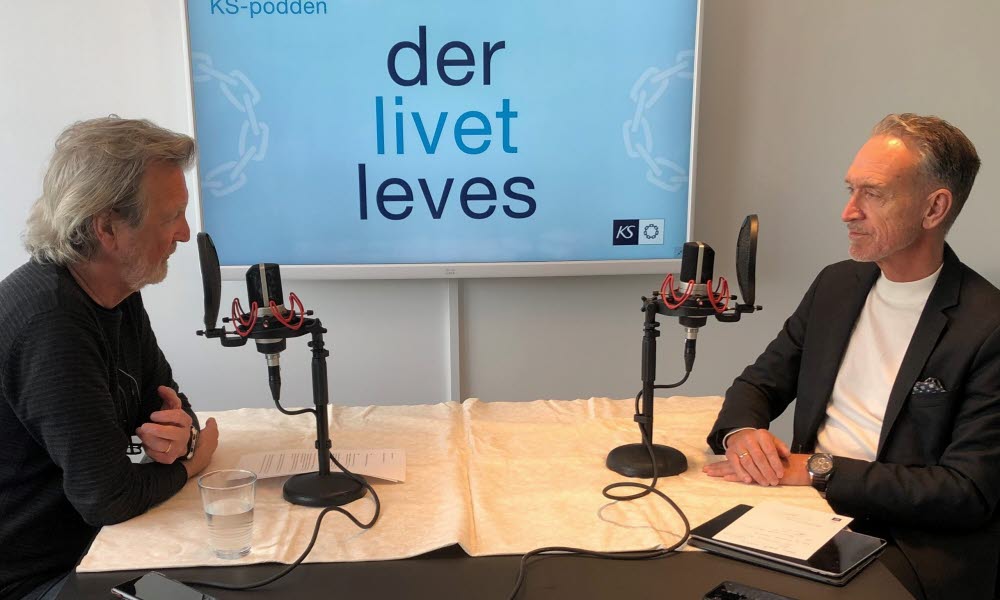 Sammen med KS’ forhandlingsleder Tor Arne Gangsø (t.h.) oppsummerer programleder Kjell Erik Saure, hovedtariffoppgjøret 2022 i "Der livet leves".