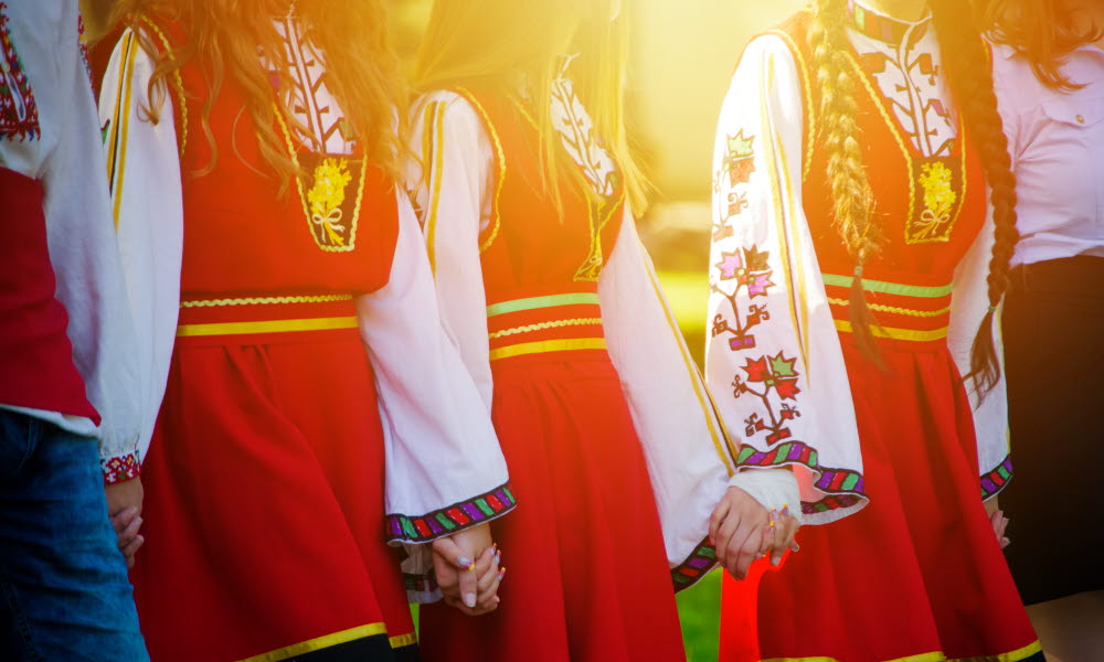 Jente i tradisjonsdrakt i Bulgaria 
