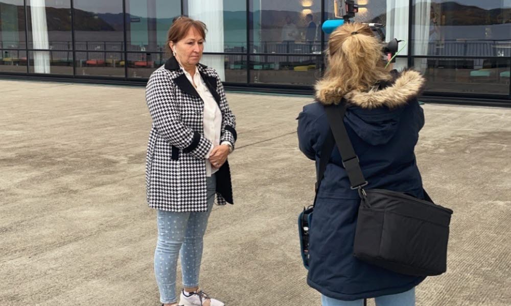 Gunn Marit Helgesen intervjues av NRK i Kirkenes