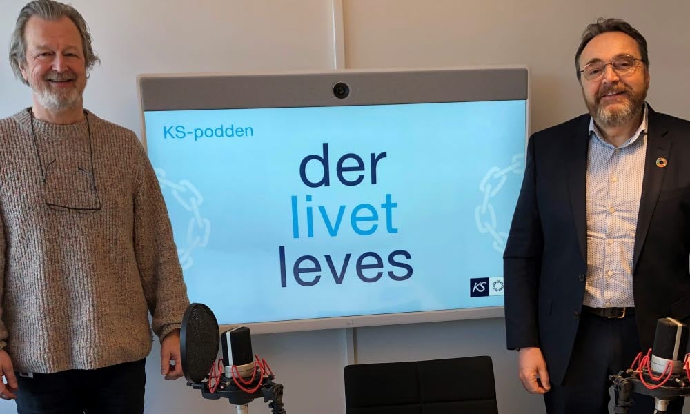 Kjell Erik Saure, programleder for "Der livet leves" (f.v) og Ole Magnus Stensrud, kommunedirektør i Østre Toten kommune.