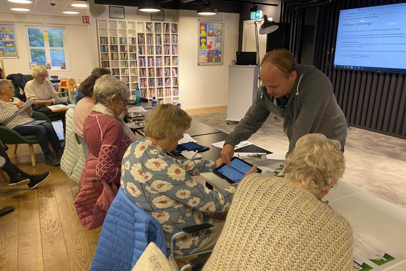 Seniorsurf – Austevoll bibliotek i samarbeid med frivillige