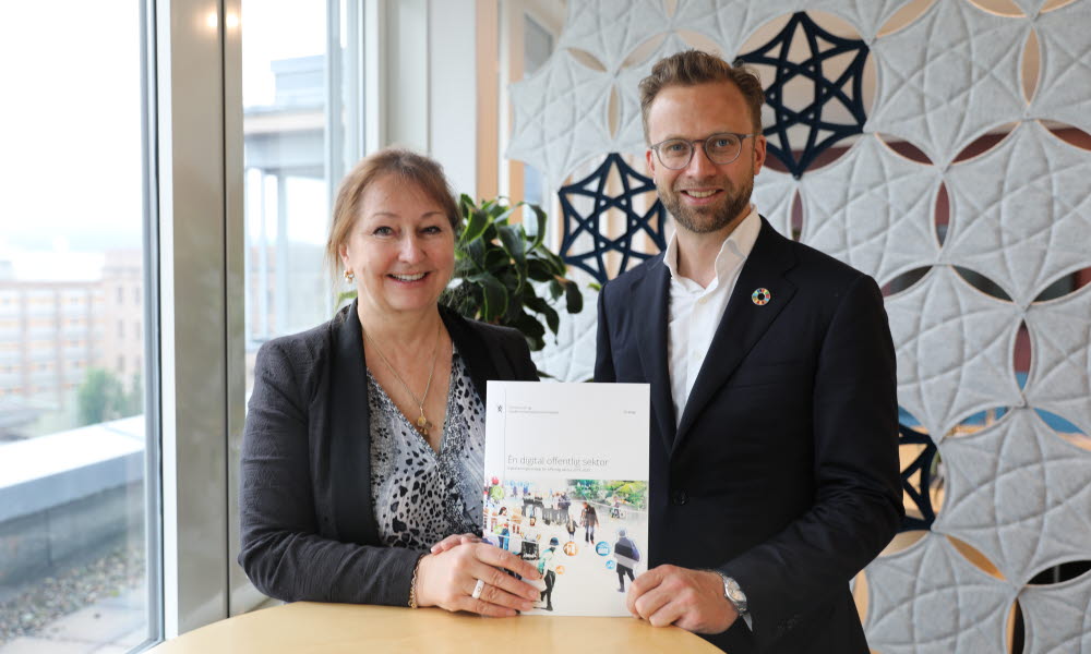 Gunn Marit Helgesen og Nikolai Astrup undertegner digitaliseringsstrategien for offentlig sektor