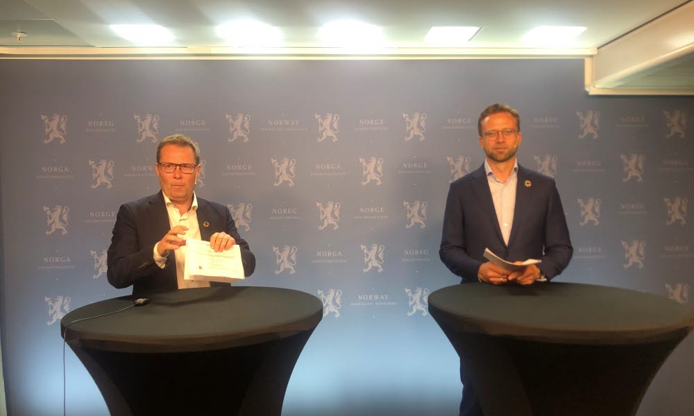 Nikolai AStrup og Bjørn Arild Gram presenterer saamrbeidet under going local - FN